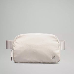 🍋Lululemon Everywhere Belt Bag White Opal